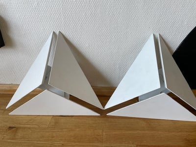 Væglampe, A Design Studio, 2 stk hvide væglamper i metal fra A Design Studio. Mål 30x30x30 cm. Pris 