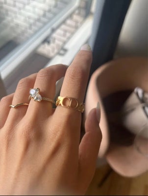 Fingerring, forgyldt, Dior, Flot Dior ring i guld. Alt medfølger, dvs. æske, pose og diverse ting in