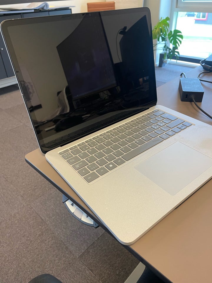 Microsoft Surface laptop, Intel core i7 GHz, 32 GB ram