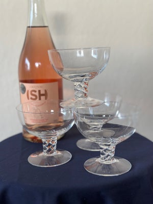 Glas, Champagneglas, 4 champagneglas / champagneskåle

H 9 cm // D 9,5 cm

Prisen er for alle 4