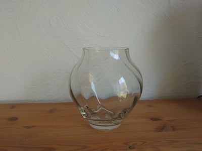 Vase, Swirl vase, Casa Living, Casa Living Swirl vase i klart glas.

Kan sendes med DAO for 51 kr. e