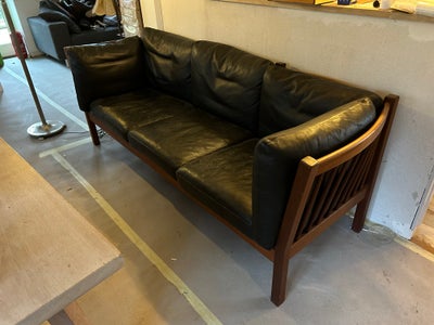 Sofagruppe, læder, anden størrelse, Tremmesofa 3+2. Klassisk udtryk med sorte læderhynder.
Længde he