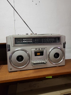 Anden radio, Aimor radio, i utrolig flot stand og helt intakt. Vil tro den er fra 80'erne. Virker up