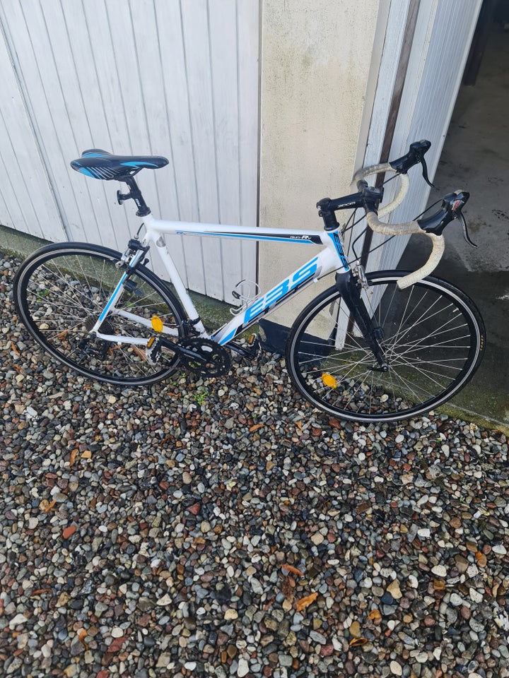 2 cykler, 1 til vejen, og 1 til skoven.