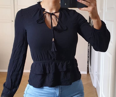 Bluse, H&M, str. 36, sort, Næsten som ny, Sort bluse fra H&M smed flæser
Str 38 men jeg synes den er