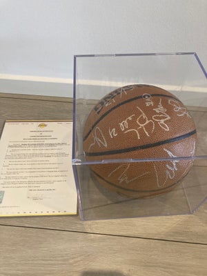 Autografer, L.A. Lakers Autograf Basketbold, Signeret Basketbold. Bl.a. Kobe Bryant m.m. 
- Hele hol