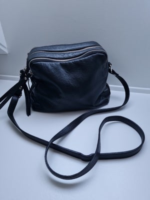 Crossbody, andet mærke, læder, Sort lædertaske fra Vera Pelle med 3 rum og justerbarrem. Er I rigtig