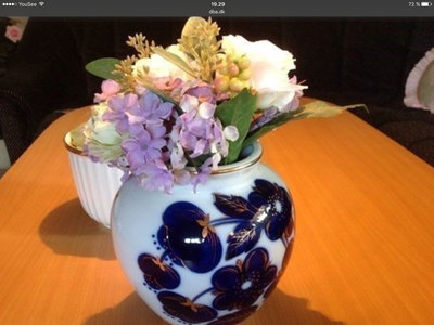 Porcelæn Rund Hvid Vase med Blå Blomster Pynt, Made in USSR : Se Billede 2, Jule Gaveide : Ældre Ret