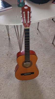 Spansk, Stagg C-510, Hej!
Jeg sælger min spanske guitar, da den bare har stået og samlet støv de sid