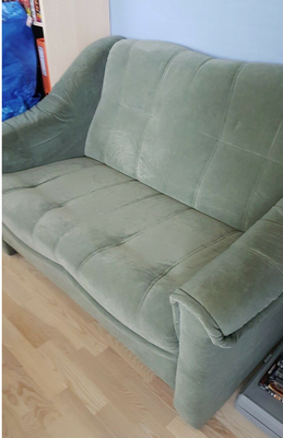 Sofa, velour, 2 pers., Flot kvalitets 2-personers sofa. Farve: støvgrøn
Mål: ca. længde 130 x bredde