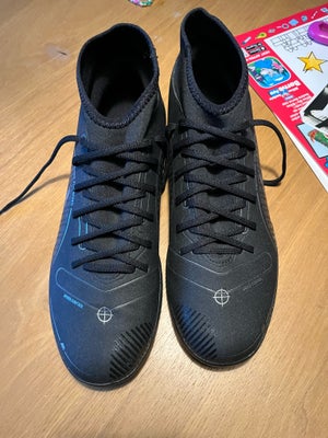 Fitnesssko, NIKE MERCURIAL, Nike, str. 43, NIKE MERCURIAL SUPERFLY 8 CLUB IC SHADOW - SORT/SØLV/GRÅ 