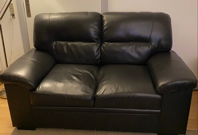 Sofa, læderlook, 2 pers., 2 personers sofa med brugs spor.
300kr