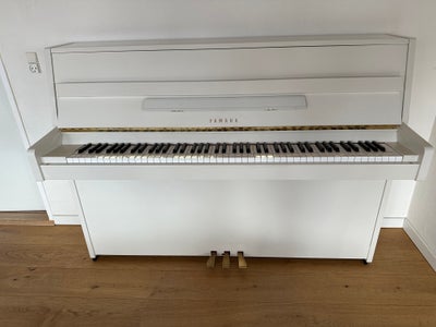 Klaver, Yamaha, C108, Klaver fra 1988. Klaveret har et par småskrammer og mærker men fremstår ellers