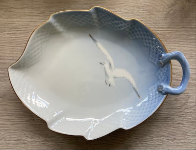 Porcelæn, Fad, Mågestel B&G, Mågestel med guldkant fra Bing & Grøndahl (B&G), bladfad, længde 25 cm,