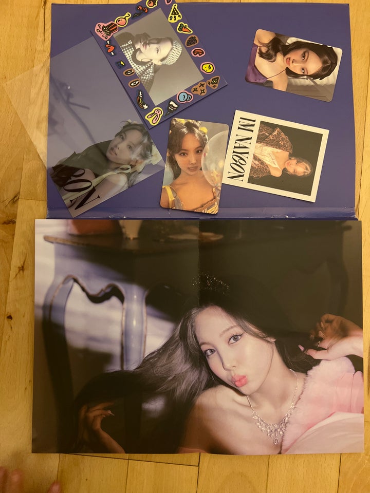 Im Nayeon album, Blad