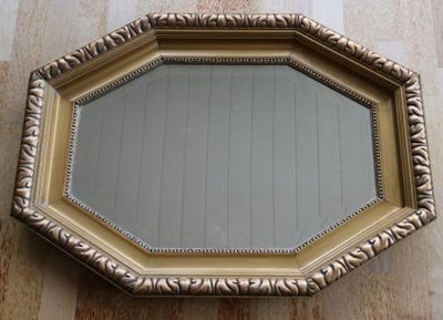 Vægspejl, Antik facetslebet spejl, med 10cm bred 8-kantet guldramme omkring. Højde 80cm og bredde 60