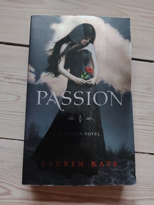 Passion, Lauren Kate, genre: romantik, Tredje bog I Fallen-serien. Paperback udgave på engelsk.

Kan