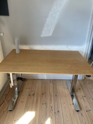 Skrivebord, LINAK, b: 120 d: 80, Sælger hæve/sænke bord fra Linak i lys træ bordplade med Chrome bor