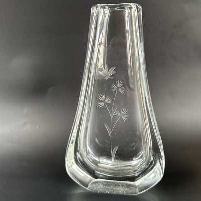 Vase, Vintage glasvase , Vintage, Vintage glasvase i tykt glas med graveret blomst. 
Der er ridser i
