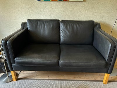 Sofa, læder, 2 pers., Flot, sort lædersofa. Står som næsten ny. Sofaen har duntop, er betrukket med 