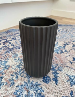 Vase, Vase, Lyngby, Mørkegrå porcelænsvase fra Lyngby by Hilfling Design.
15,5 cm høj
