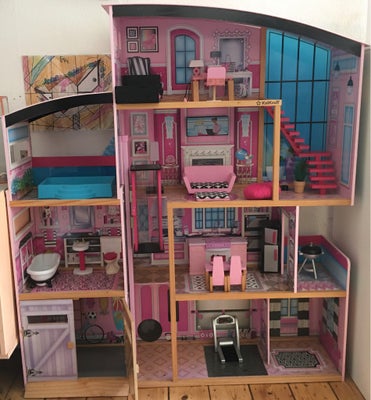 Barbie, Kidskraft, Kæmpe 4 etager Barbie træ hus i god kvalitet
inklusiv møbler.og elevator og Barbi