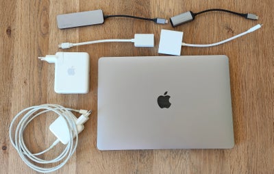 MacBook Air, A1932, 1,6 GHz GHz, 8 GB ram, 256 GB harddisk, God, MacBook Air.
Med denne medfølger:

