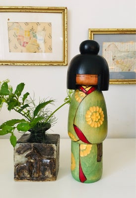 Dukker, Kokeshi, Flot kokeshi dukke
I grøn kimono
Standen er god
Måler ca 23 cm