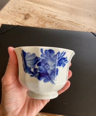 Porcelæn, Skylleskål, Royal Chopenhagen, 1. sortering Blå blomst, kantet. 
Denne smukke, lille skål 