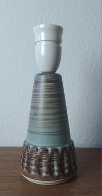 Lampe, WG bordlampe., Lille fantastisk flot keramik lampe fra WG. 
I brun og dueblå. 21 cm med fatni