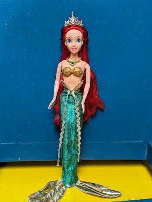 Barbie, Disney Den lille havfrue Ariel dukke, Fin Ariel dukke fra Disney 
Den er lidt slidt i bunden