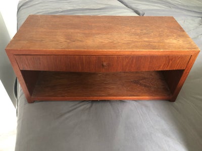 Sengebord, Teaktræ, 2 fine sengeborde i teaktræ sælges. Den ene har et lille afslag i udtræk på skuf