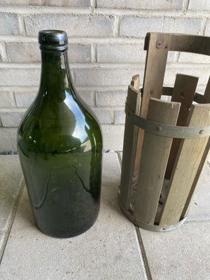 Flasker, Ølflaske, Gammel grøn ølflaske 5 liter med træstakit.
H 46 cm Diameter 18 cm
Har også brun 