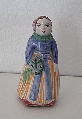 Keramik, Miniature Hjort Keramik Bornholm, Hjorth keramik miniature figur, dame i egnsdragt.

Højde 