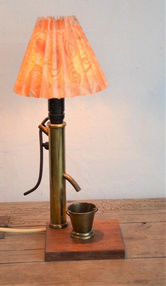 Bordlampe udformes som vandpumpe, Unika