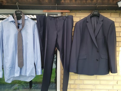 Jakkesæt, Schumann, str. XXXL, Fed og lækkert mørkeblå jakkesæt inkl lyseblå skjorte og fed mørkeblå