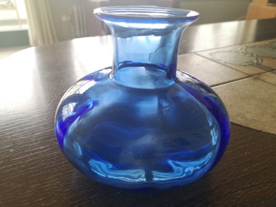 Glas, Blomstervase, Baltic Sea Glass nummereret, Blå vase
Ca 11 cm høj
Flot dybblå farve med 'bulet 