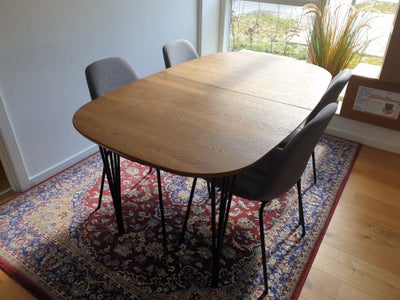 Spisebord, Egetræ, Ilva, b: 90 l: 150, Sofabord fra Ilva i massiv egetræ og sorte ben i stål.
3 till