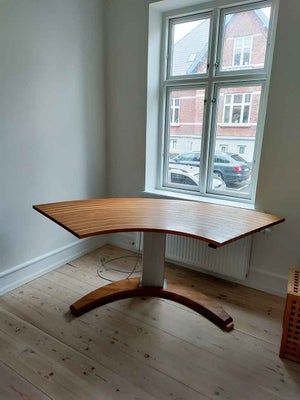 Skrive-/computerbord, b: 200, lækkert unikt snedker lavet skrivebord med lydløs linak elevation.
Udf