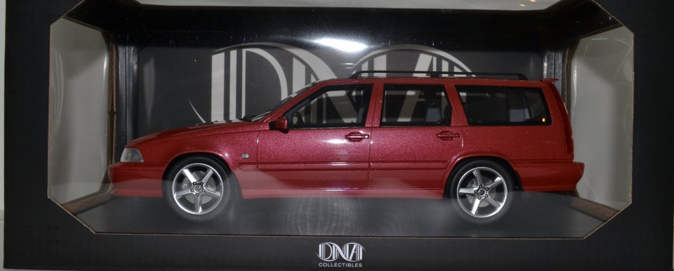 Modelbil, DNA Volvo V70R, skala 1:18