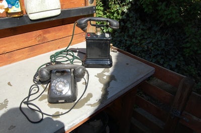 Telefon, gamle telefoner, 2 stk. gamle telefoner. Den ene er knækket i taletragten (se billede). Ved