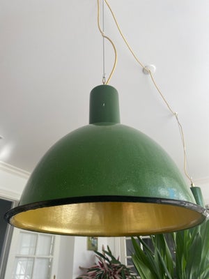 Anden loftslampe, Russisk industrilampe i mørkegrøn - købt i “Esthers Garage” i Tisvilde for 7000 kr