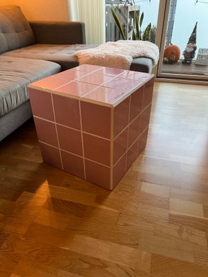 Kakkelbord, DIY, b: 45 l: 45 h: 45, Helt nyt cube/kube bord, kan bruges som sofabord eller sidebord.