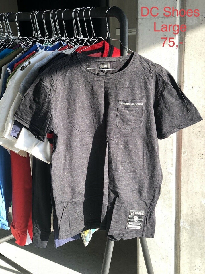 T-shirt, DC Shoes, str. findes i flere str.