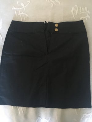 Kort og smart nederdel, str. 38, H&M,  sort,  bomuld og nylon,  Ubrugt, så sød