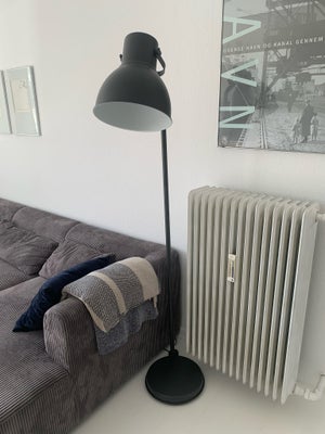 Gulvlampe, IKEA HEKTAR, Gulvlampe fra Ikea. Navn: HEKTAR. Mørkegrå, højde 181