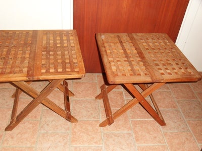 Klapbord, Trip-trap lignende, mahogni, b: 50 l: 50 h: 50, Klapborde i mørkt træ.

2 borde i mørkt tr