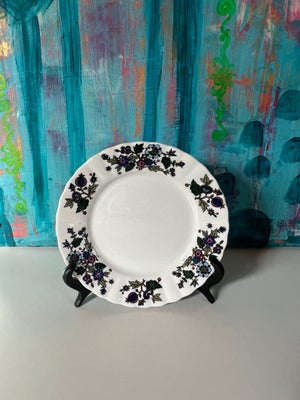 Porcelæn, Kagetallerken, Mayfair Pottery, Så fin lille tallerken med blomster dekor rundt på kanten.