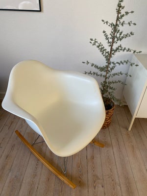 Eames, stol, Plastic armchair RAR, Eames gyngestol i hvid plast med stålben og ahorn meder.

Aldrig 