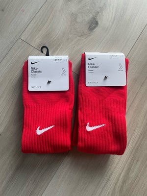 Fodboldstøvler, Strømper , Nike, str. 42-46, NYE Nike fodbold strømper ..

Pris i butik 100kr pr.stk